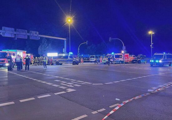 Auto fährt bei Berliner CSD in Menschenmenge - Mehrere Verletzte