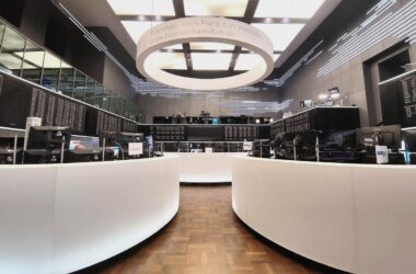 Dax startet leicht im Plus - Ölpreis steigt nach Nahost-Eskalation