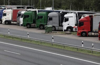 Zahl mautpflichtiger Lkws auf Autobahnen im Juni gesunken
