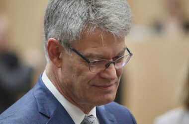 Schnieder erwartet autonome Fahrangebote noch als Minister