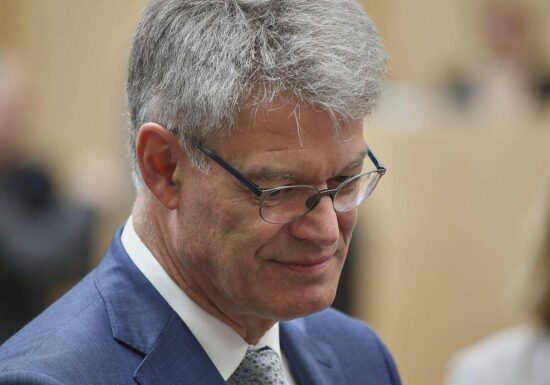 Schnieder erwartet autonome Fahrangebote noch als Minister