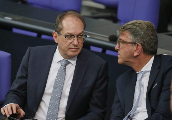 Dobrindt unterstützt Mahnmal für RAF-Opfer - Weimer will prüfen