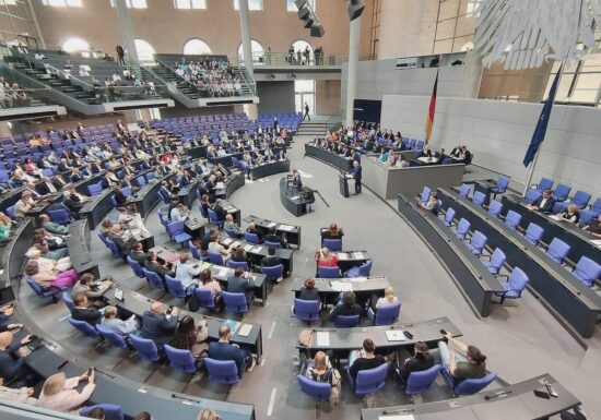 Bundestag stimmt für Krankenkassen-Sparpaket