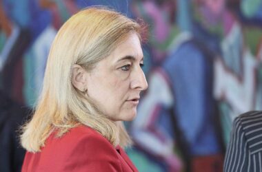 Warken kündigt weitere Sparmaßnahmen im Gesundheitswesen an