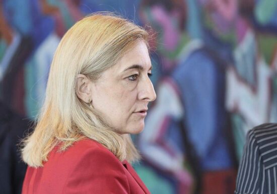 Warken kündigt weitere Sparmaßnahmen im Gesundheitswesen an