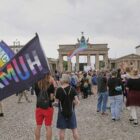 Hunderte trauern nach CSD-Anschlag am Brandenburger Tor