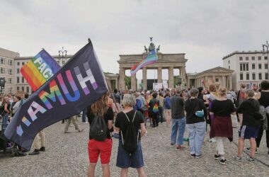 Hunderte trauern nach CSD-Anschlag am Brandenburger Tor