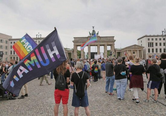 Hunderte trauern nach CSD-Anschlag am Brandenburger Tor