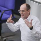 Grünen-Politiker Dahmen will Deutschland notfalls mit der Waffe verteidigen
