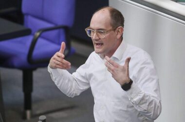 Grünen-Politiker Dahmen will Deutschland notfalls mit der Waffe verteidigen