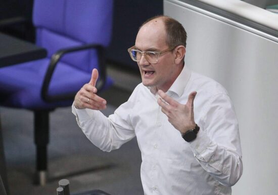 Grünen-Politiker Dahmen will Deutschland notfalls mit der Waffe verteidigen