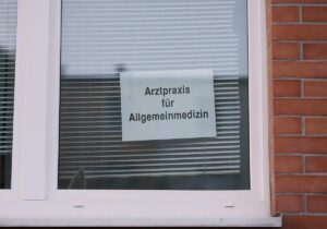 Studie: Jeder Dritte verzichtet nach KI-Einschätzung auf Arztbesuch