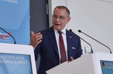 Chrupalla verteidigt Singen von DDR-Hymne