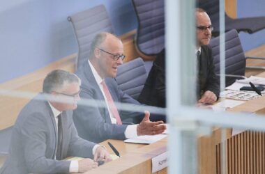 Merz gibt sich vor Hauptstadtpresse selbstzufrieden