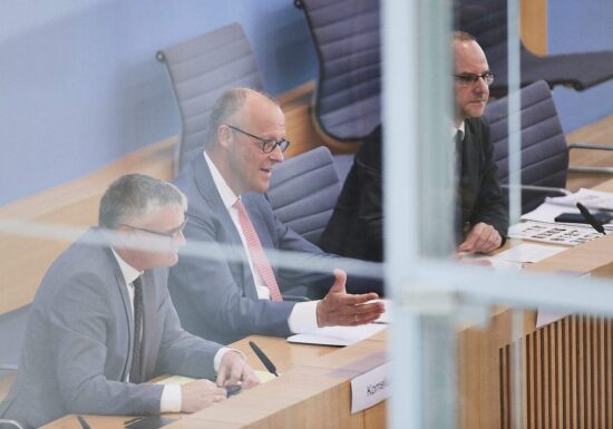 Merz gibt sich vor Hauptstadtpresse selbstzufrieden