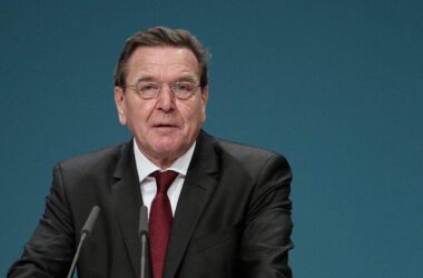 Ukrainischer Ex-Botschafter sieht Schröder als möglichen Vermittler