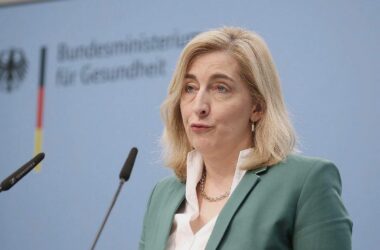 Warken plant Krisenhotline in Suizidpräventionsgesetz