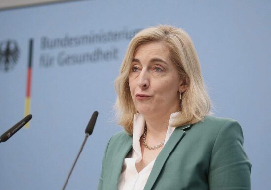 Warken plant Krisenhotline in Suizidpräventionsgesetz