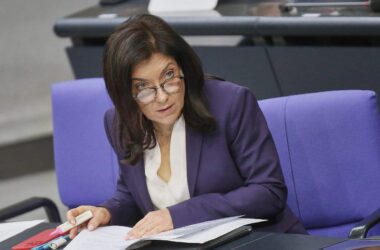 Kellner wirft Reiche "Berater-Luxus" vor