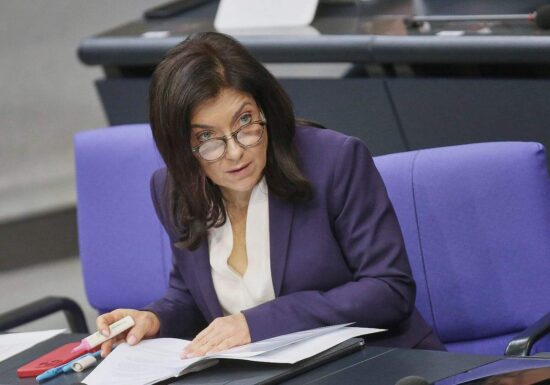 Kellner wirft Reiche "Berater-Luxus" vor