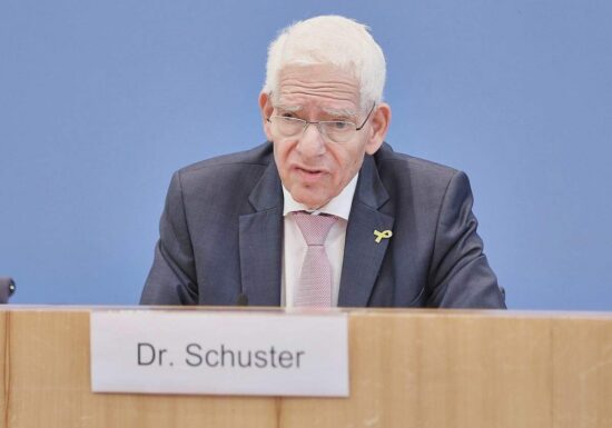 Zentralratspräsident Schuster skeptisch bei AfD-Verbot