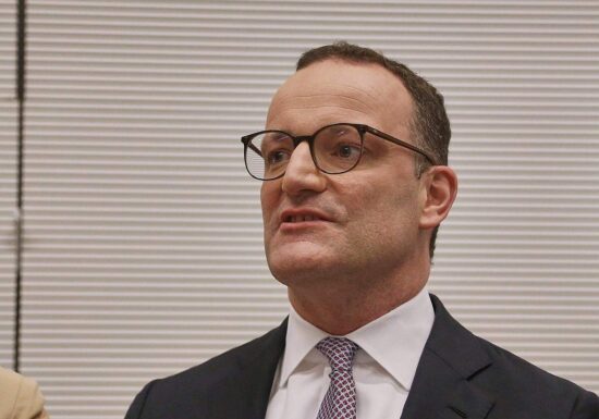 Grünen verlangen von Spahn Erklärung in Leihmutter-Debatte