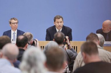 Klingbeil verteidigt Neuverschuldung mit Bundeswehr-Ausgaben