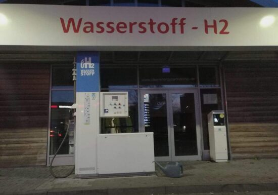 Schnieder sieht Fortschritte bei Wasserstoffnetz für Lkw