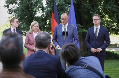 Merz bestätigt Schnieder-Aus nicht - weitere Kabinettsumbildung