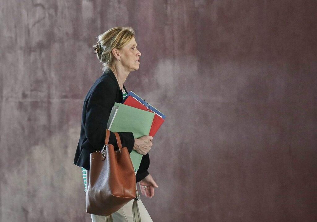 Prien wirbt in Brüssel für gemeinsame Kinderschutzregeln im Netz