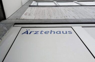 Einnahmen von Arztpraxen steigen wieder stärker als Aufwendungen
