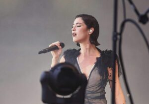 Gracie Abrams auf Platz eins der Album-Charts