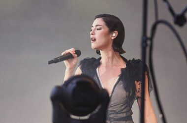 Gracie Abrams auf Platz eins der Album-Charts