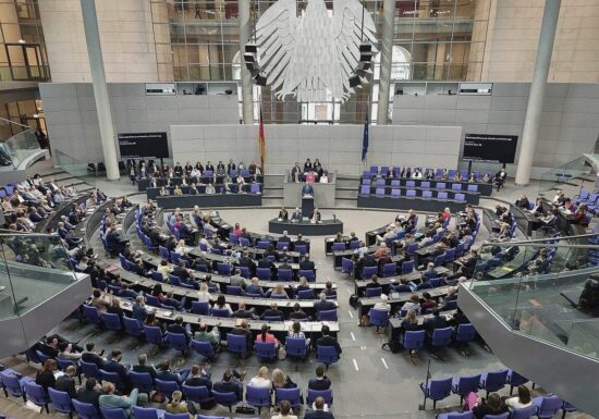 Bundestag stimmt für antragsloses Kindergeld