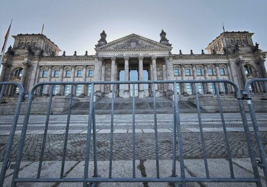 Karlsruhe weist AfD-Klage gegen "2G+-Regelung" im Bundestag ab
