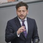 Grünen-Chef fordert spürbare Entlastung von Schwarz-Rot