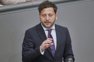 Grünen-Chef fordert spürbare Entlastung von Schwarz-Rot