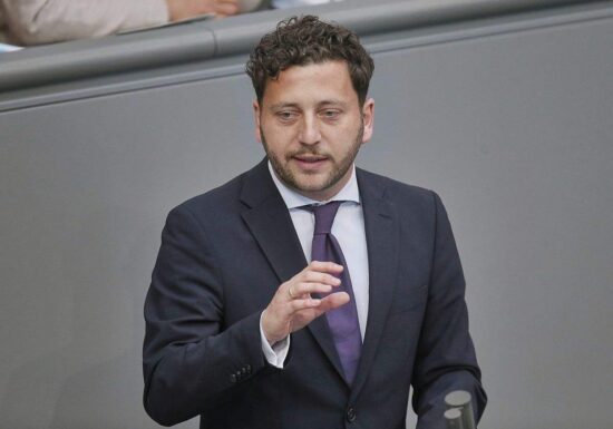 Grünen-Chef fordert spürbare Entlastung von Schwarz-Rot