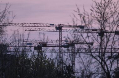 Neue Kürzungen: Wohnungswirtschaft schickt Brandbrief an Merz