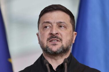 Selenskyj meldet Angriffe auf Ölanlagen bei St. Petersburg