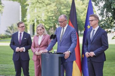 Opposition attackiert Merz für Kabinettsumbau