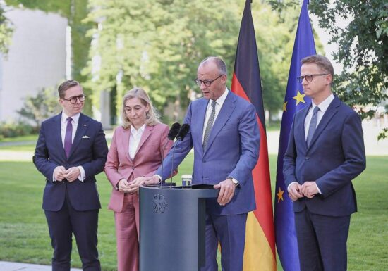 Opposition attackiert Merz für Kabinettsumbau