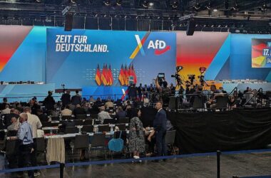 AfD-Parteitag trotz massiver Proteste pünktlich gestartet