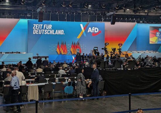 AfD-Parteitag trotz massiver Proteste pünktlich gestartet
