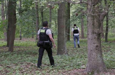 Polizei durchsucht nach CSD-Anschlag Gebiet um Tatfahrzeug