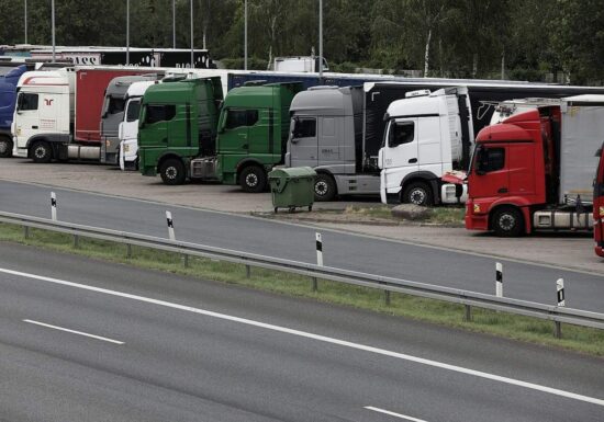 Bislang kaum mehr Lkw-Verkehr trotz aufgehobenem Fahrverbot