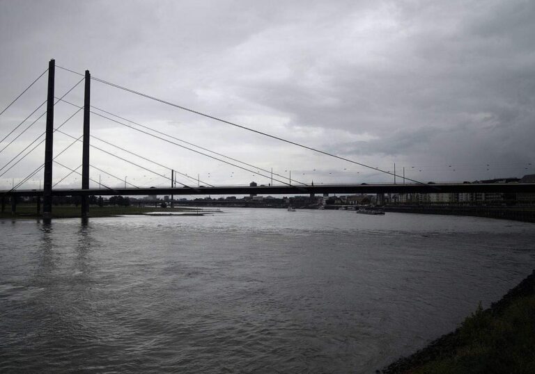 Niedrigwasser: Binnenschiffer warnen vor Zweiteilung des Rheins