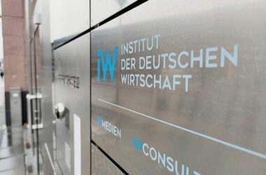 IW-Studie: Ostdeutsche Chefs sehen Demokratie gefährdet