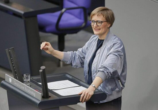Grünen-Chefin wirft Regierung mangelnde Entschlossenheit vor