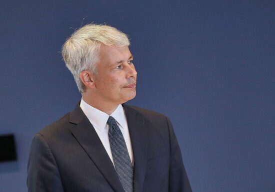 Niedrigwasser: Bilger will Güter auf Straßen und Schienen bringen